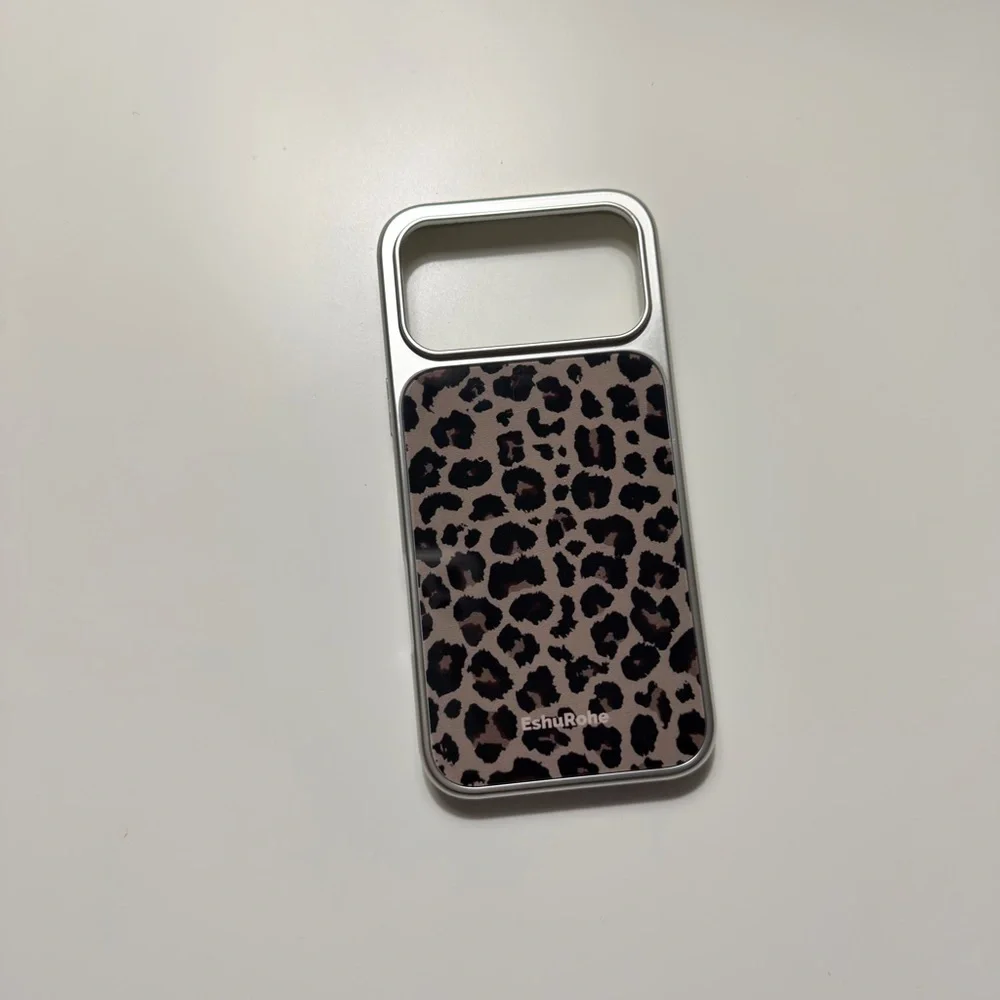 Lots of iPhone 17 Pro Max phone case